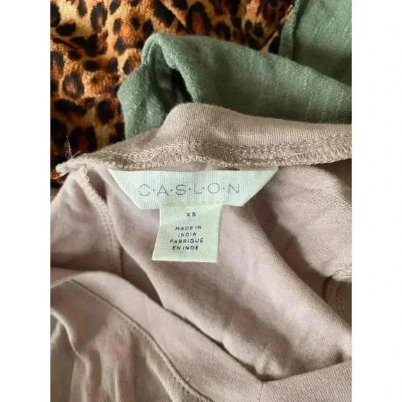 3/$25 Bundle of Women's Tee shirt-size XS - Picture 5 of 8